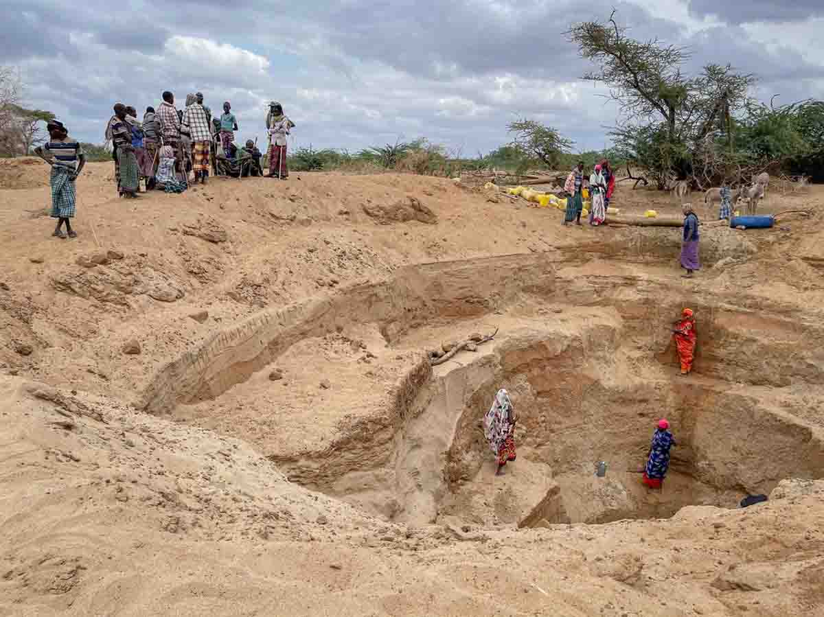 En Wayu Boru (kenia), algunos pastores han excavado con sus propias manos pozos de unos diez metros de profundidad y paredes inestables de arena para buscar agua. Piden a los líderes mundiales justicia climática para África / Foto: SINC