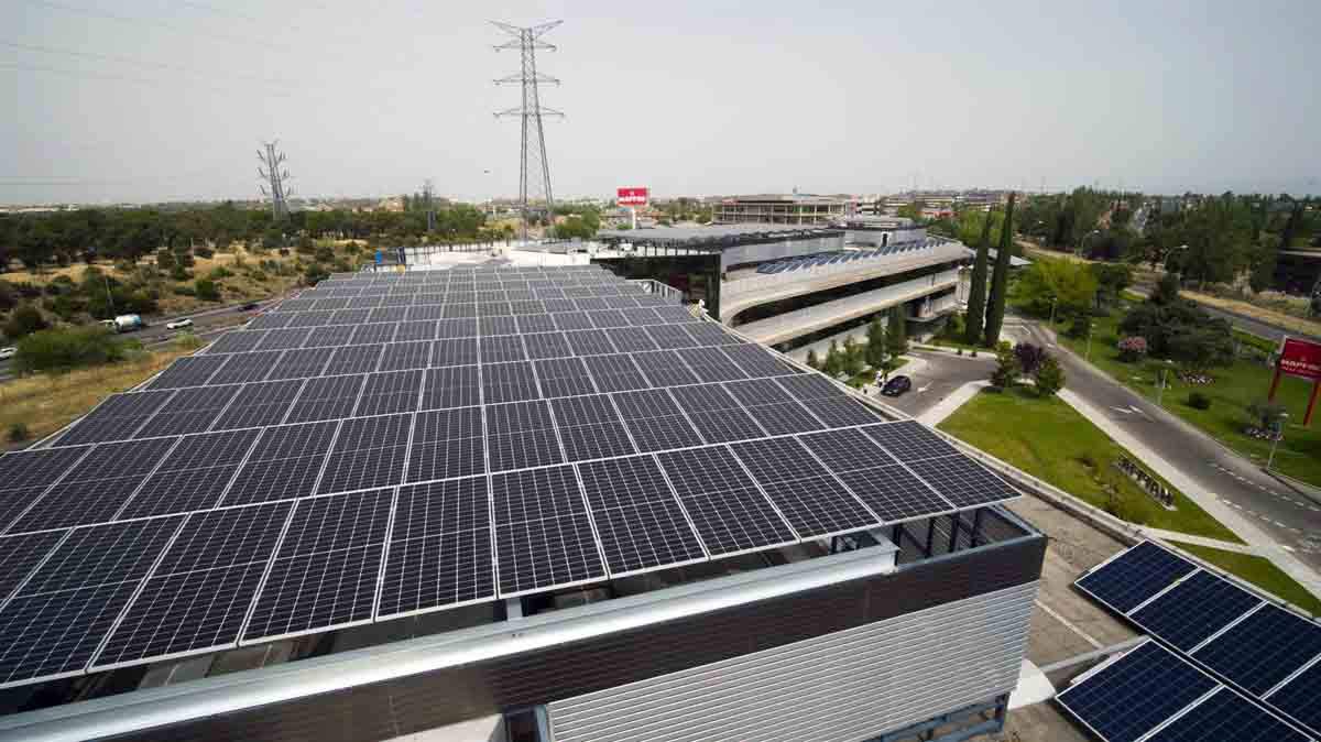 Imagen de archivo de paneles solares de unas instalaciones de Mapfre. Las emisiones globales de CO2 "solo" crezcan un 1% en 2022 / Foto: EP