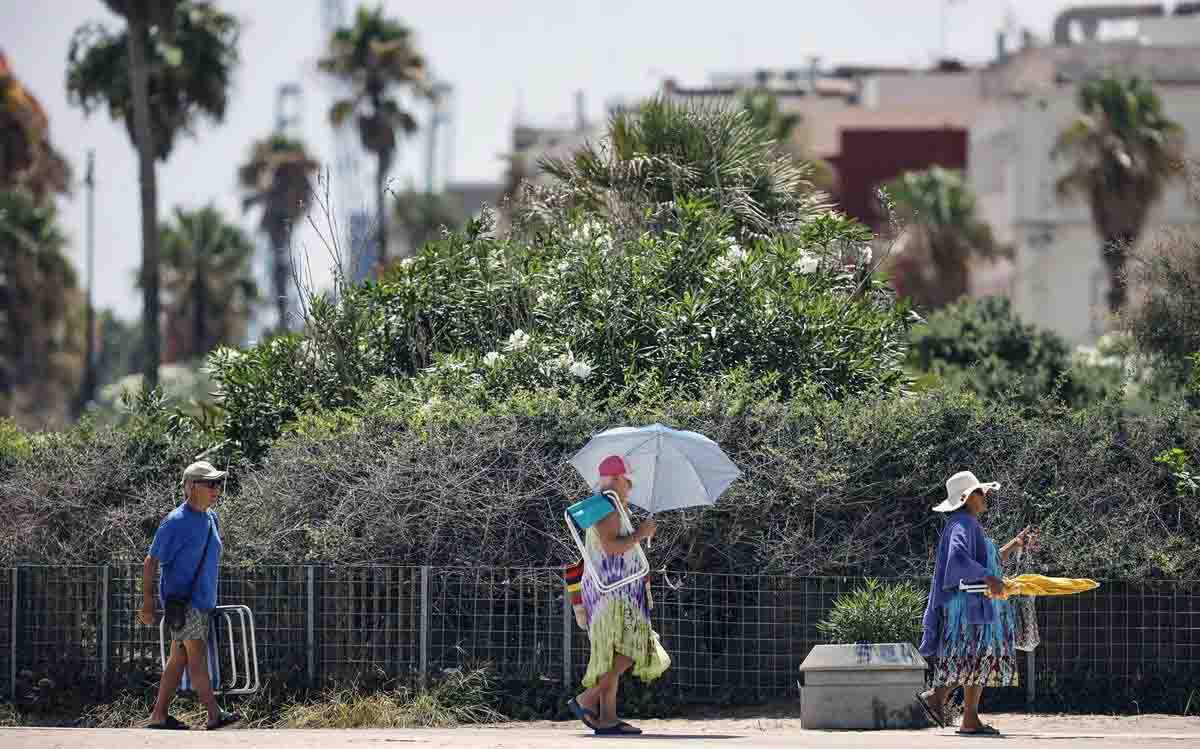 Bañistas se dirigen a la Playa de la Malvarrosa, a 12 de agosto de 2022, en Valencia, Comunidad Valenciana (España). Temperaturas récord de octubre / Foto: EP