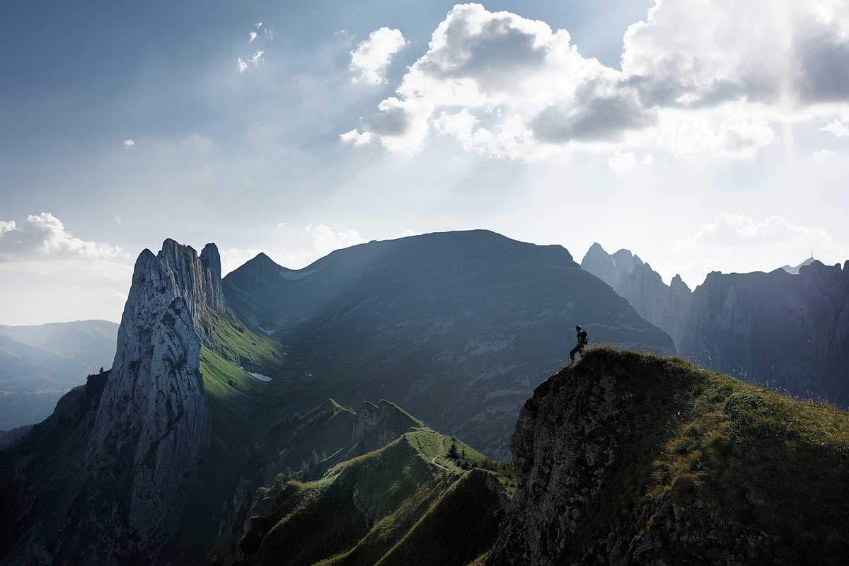 Superación. Resiliencia. Fuerza. Mujer subiendo una montaña en Suiza  / Foto: Pixabay