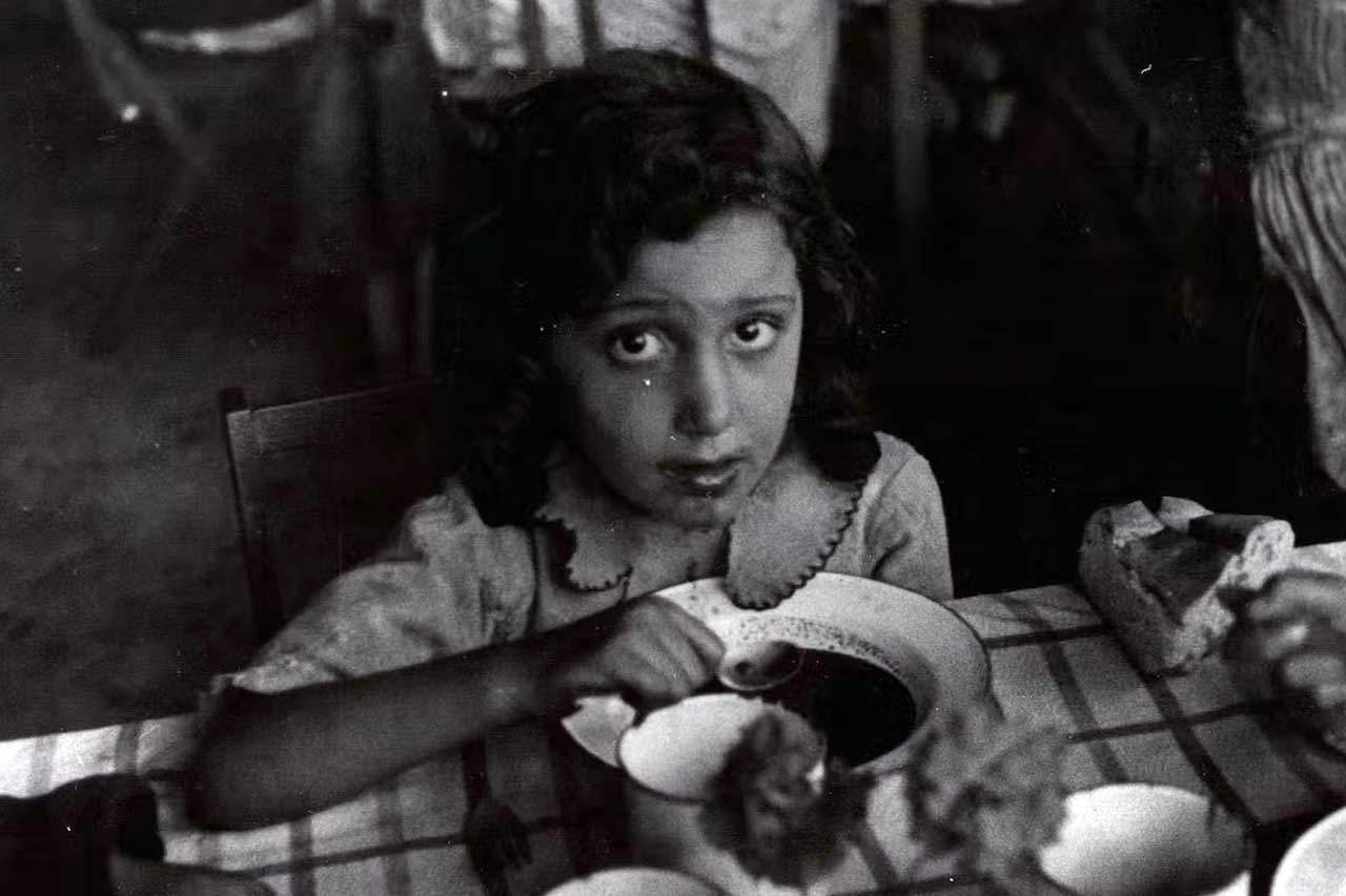 Una niña atendida en los comedores de Auxilio Social (1937-1938). La hambruna de la posguerra española / Imagen: The Conversation