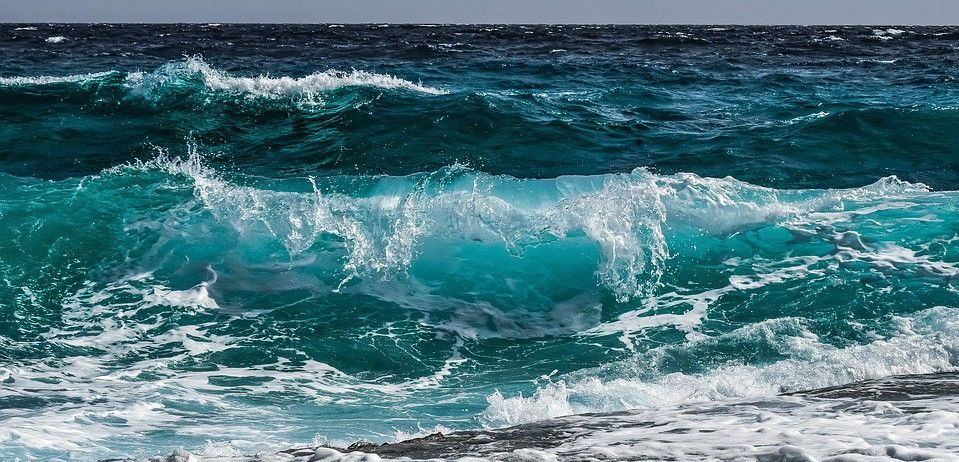 Por qué cambia de color el agua del mar?