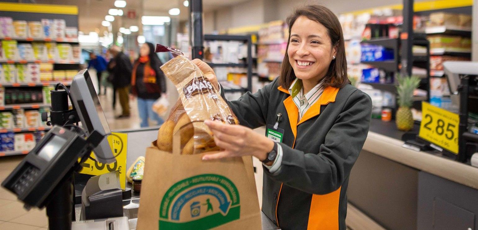 Una cajera colocando la compra en una bolsa de papel / Foto: Mercadona