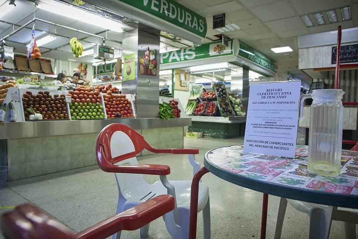 Refugios climáticos. Mesa con sillas y agua fresca en uno de los pasillos del Mercado Municipal de Pacífico / Foto: Jesús Hellín - EP