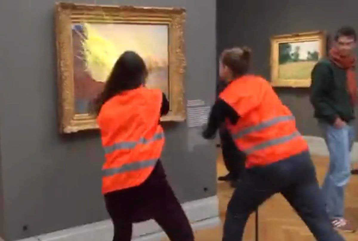 Activistas lanzan puré de patata contra un cuadro de la serie 'Los Pajares' del pintor francés Claude Monet / Imagen: EP