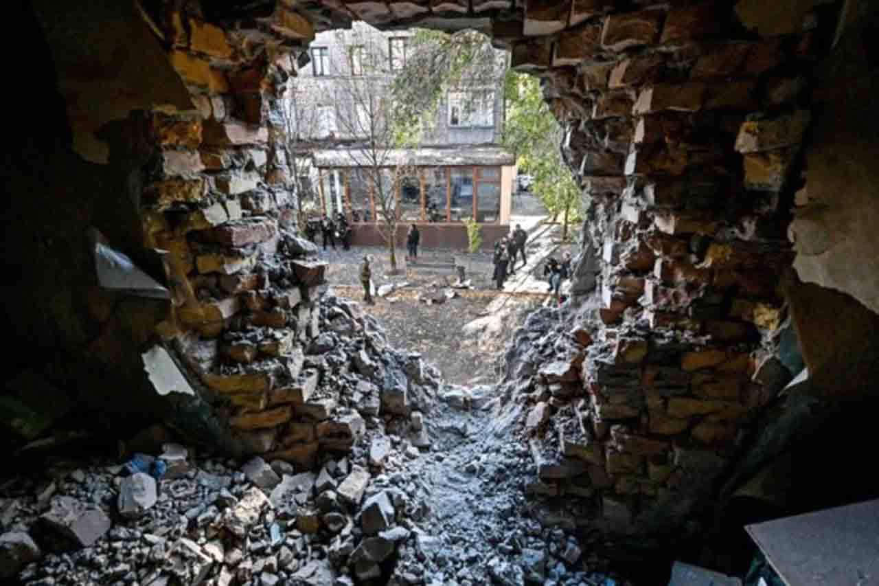 Edificio destruido por los ataques en Zaporiyia, Ucrania.  Escalada nuclear / Foto: EP