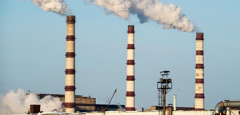 Las centrales energéticas son uno de los principales generadores de contaminación atmosférica / Foto: Valeriy Kryukov on Unsplash 