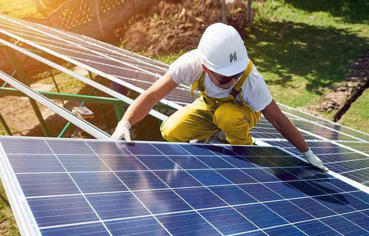 Un técnico de la empresa Elon, especialista en energía fotovoltaica / Foto: EP