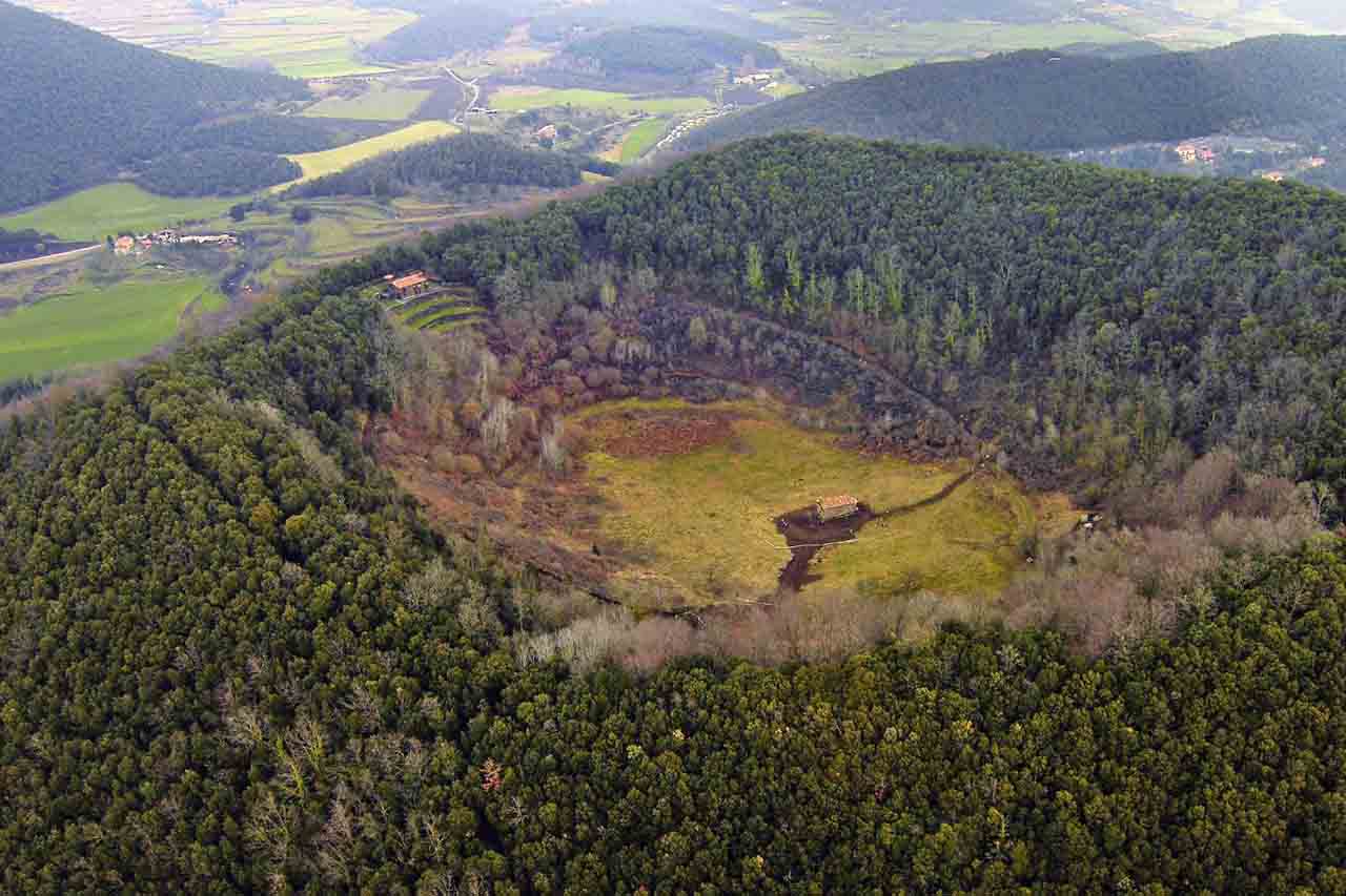 Vista aérea del volcán de Santa Margarida es uno de los más conocidos y visitados de la zona de la Garrotxa, Olot (Catalunya) / Foto: turismegarrotxa.com
