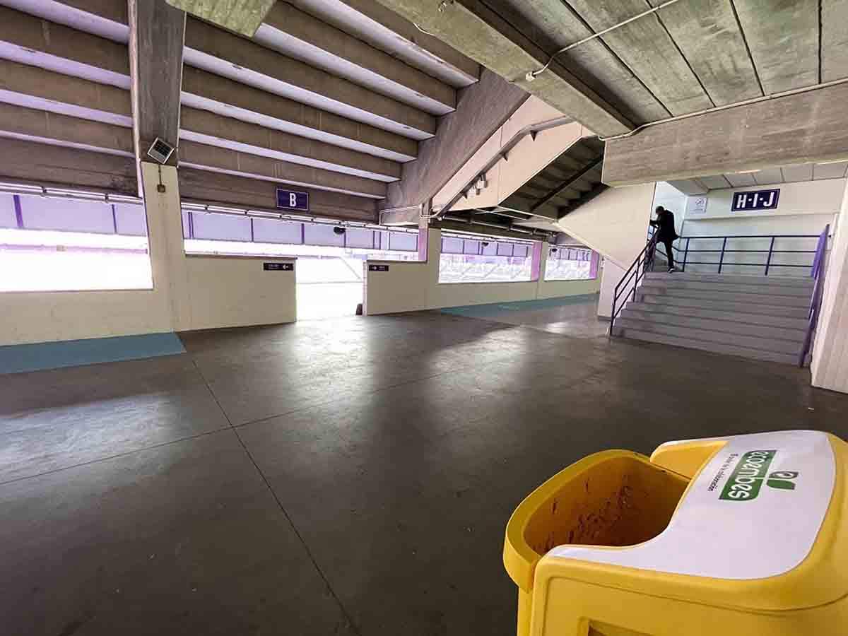 Uno de los contenedores de reciclaje de Ecoembes en un estadio de fútbol / Foto: Ecoembes