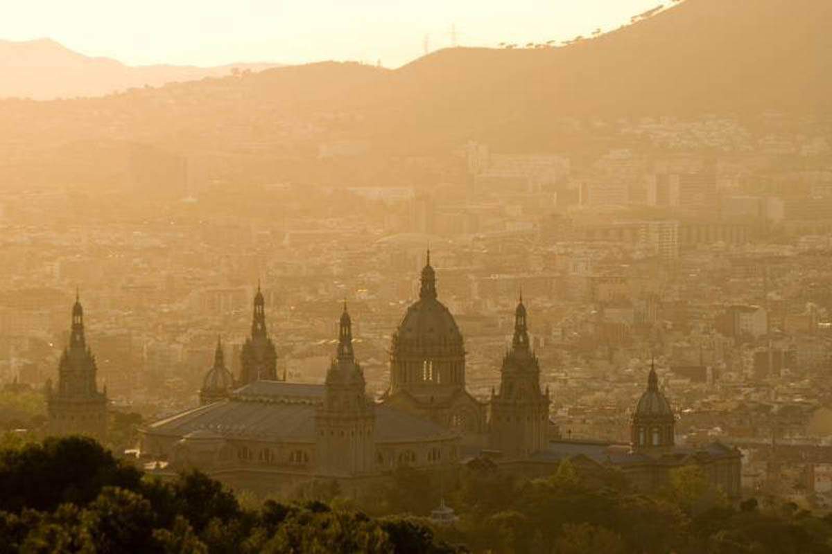 Episodio de alta contaminación en Barcelona. Endurecer normas de calidad del aire y agua / Foto: Wiktor Zubert