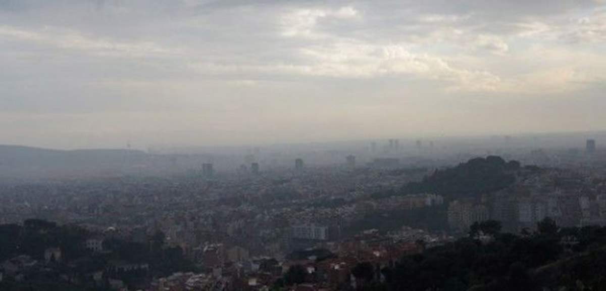 Vista de la ciudad de Barcelona envuelta en contaminación. Los combustibles fósiles. Ozono / Foto: EP