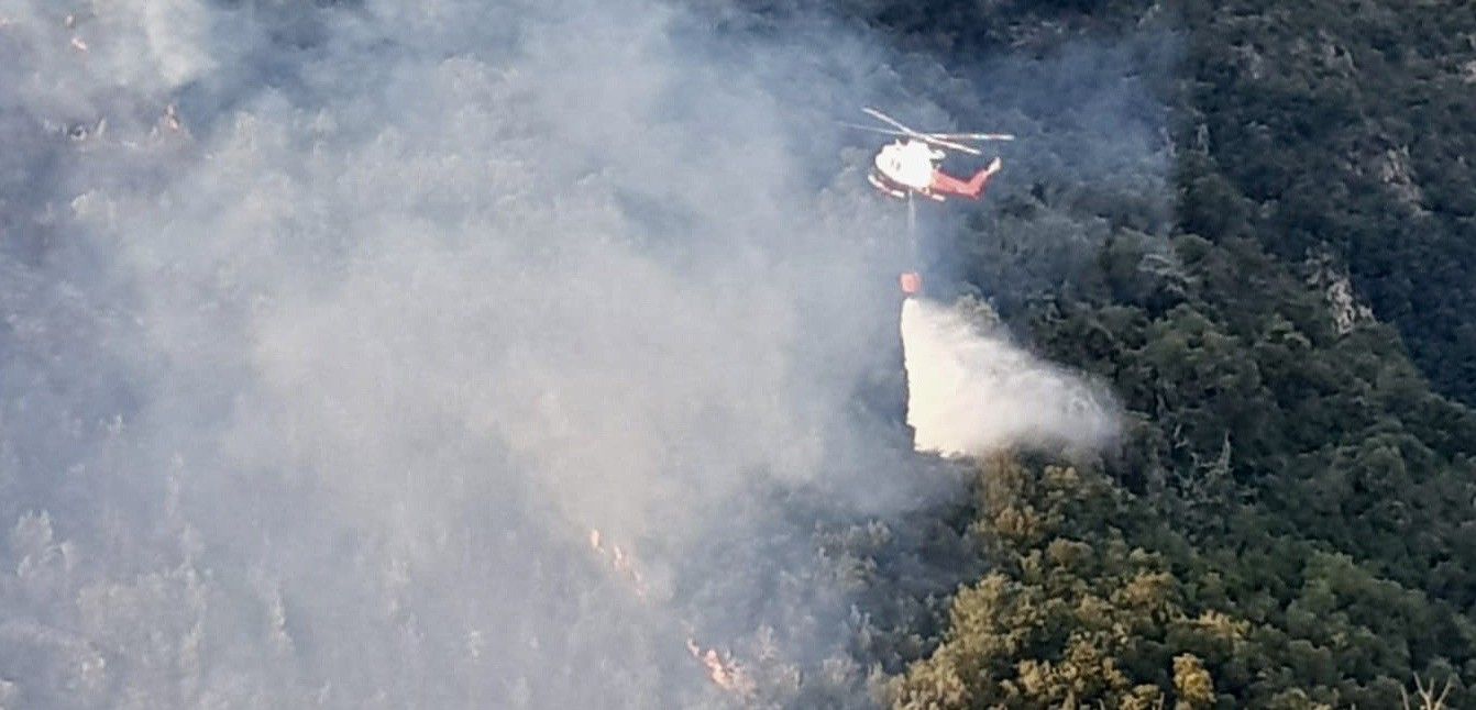 Un helicóptero de la comunidad autónoma en acción ayer domingo / Foto: Gobierno de Cantabria