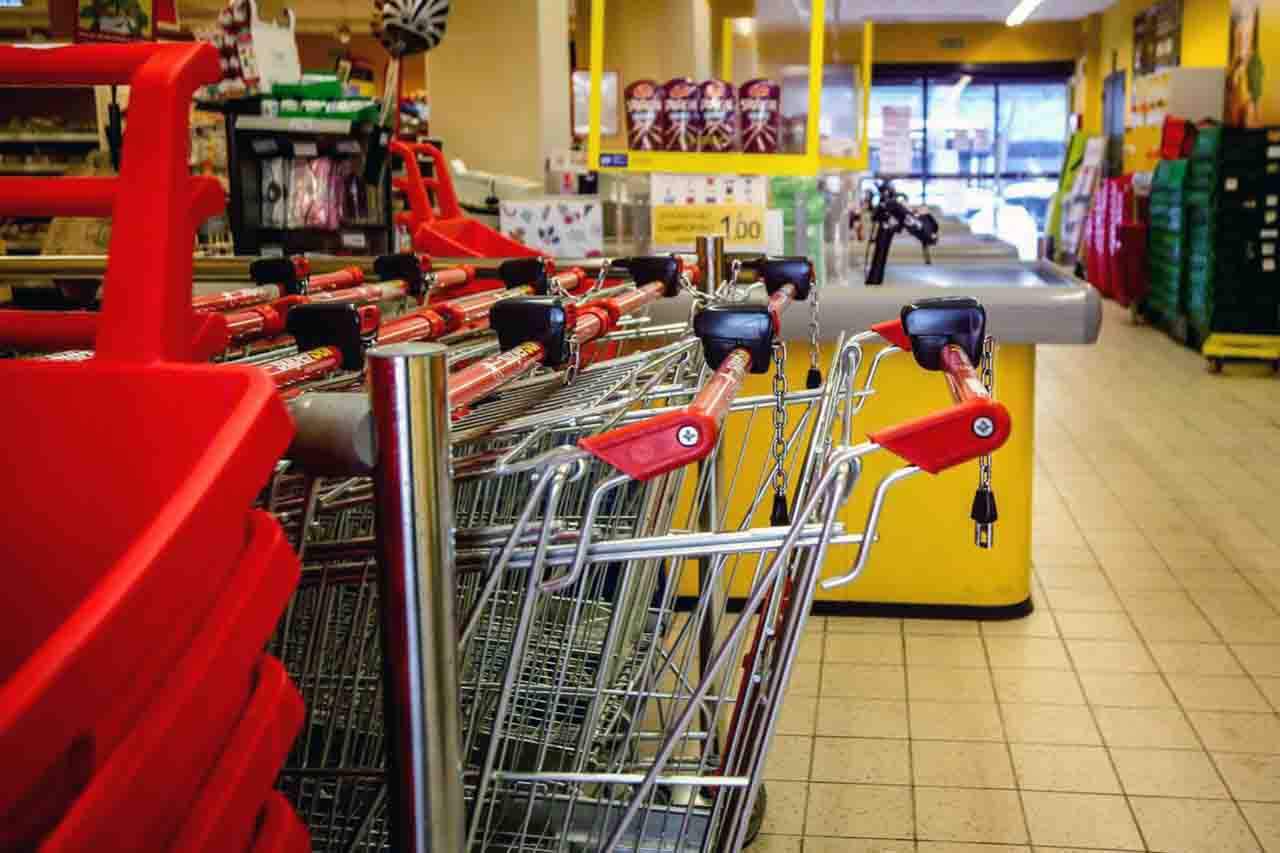 Carros de la compra en un supermercado de Madrid. Crisis del coste de la vida y la inflación / Foto: EP