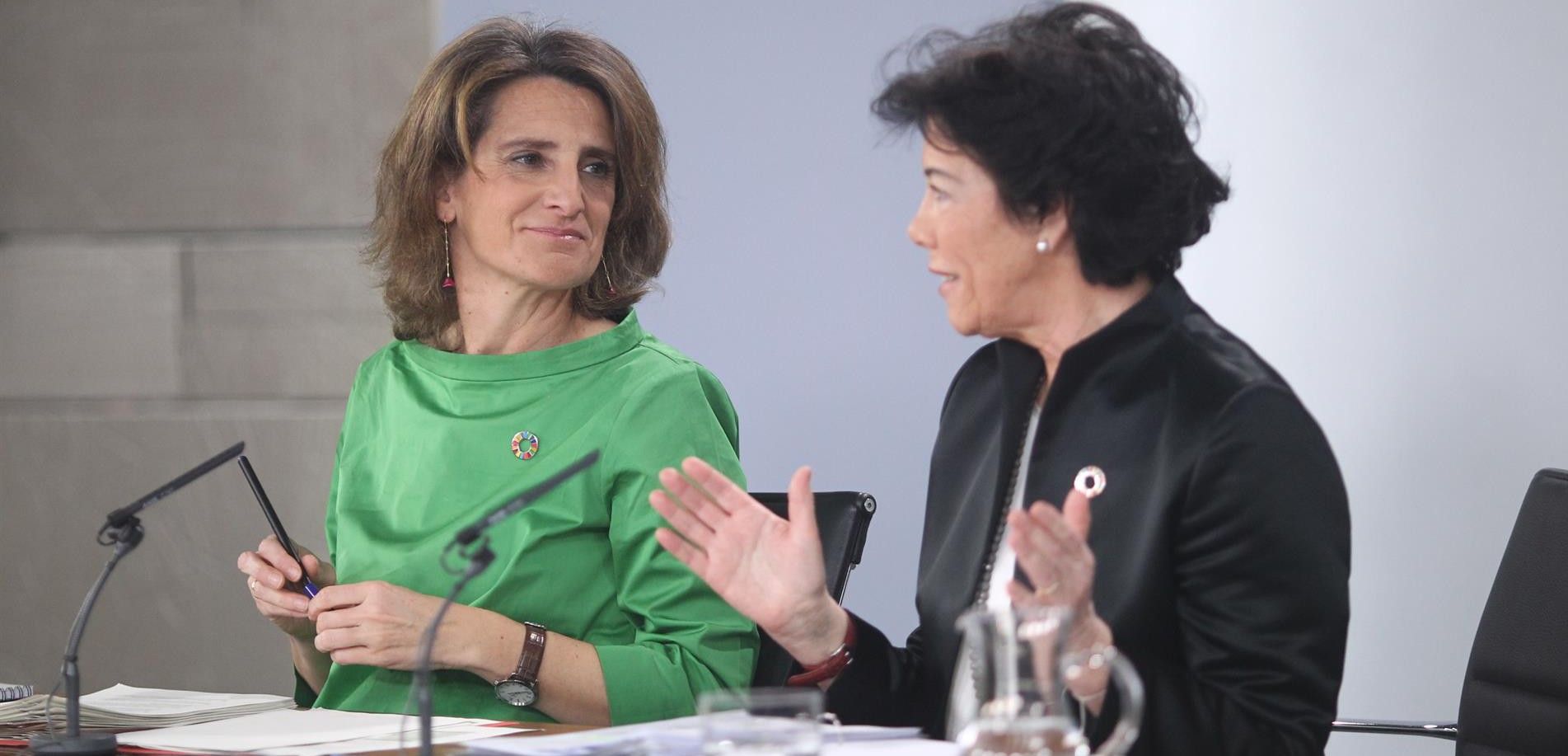 La ministra de Transición Ecológica (izquierda) y la portavoz del Gobierno durante la presentación / Foto: EP