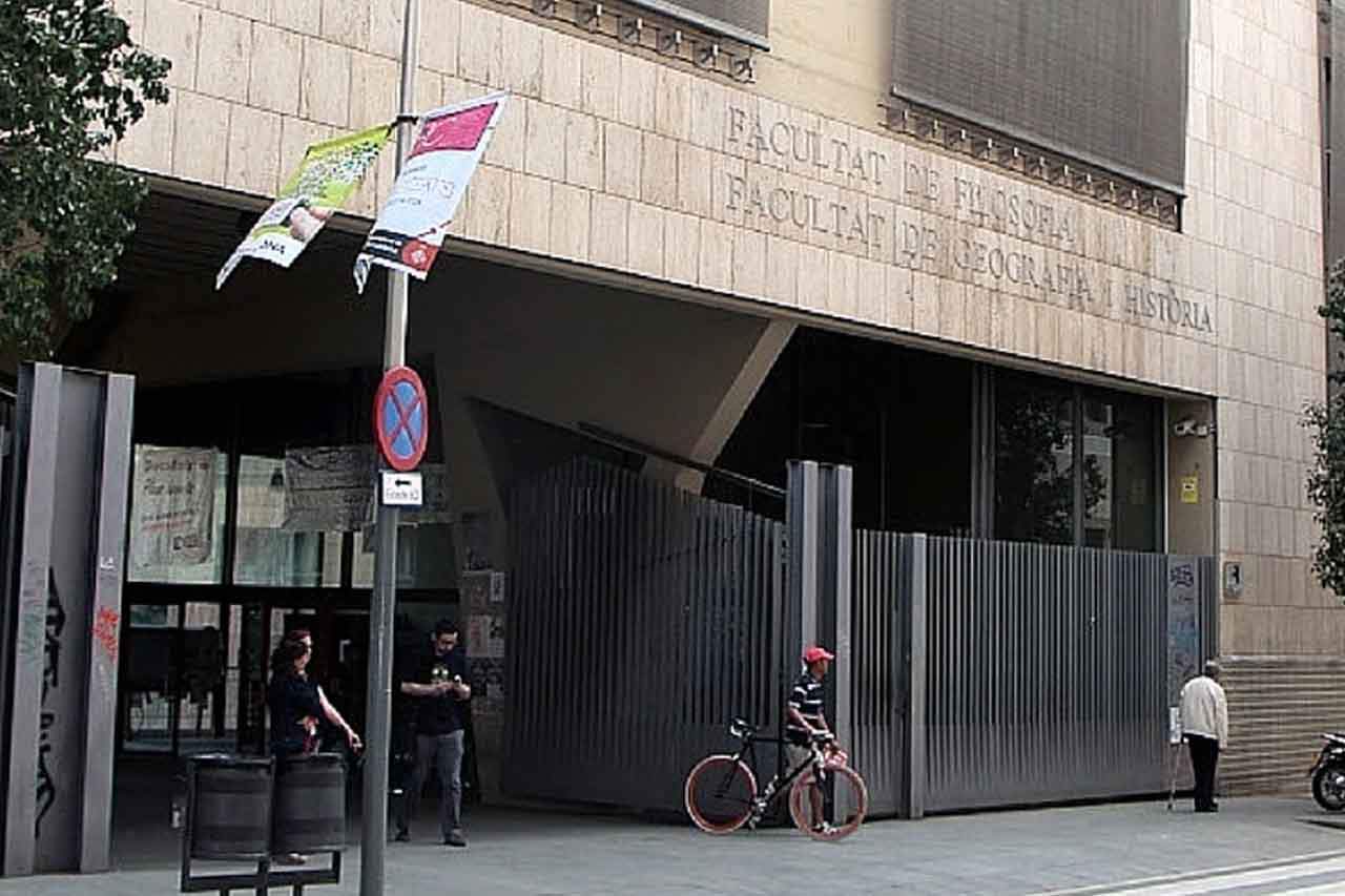 Facultat de Filosofia y Facultat de Geografía i Història. End Fossil Barcelona ocupa una facultad de la UB / Foto: UB