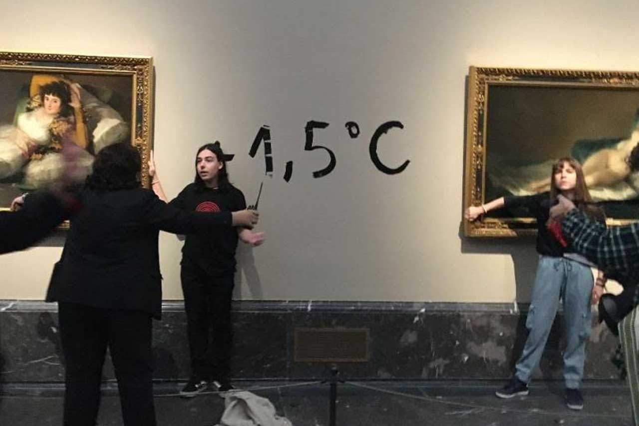 Activistas ecológicas de Futuro Vegetal se pegan al marco de los cuadros de 'Las Majas' de Goya en el Museo del Prado / Foto: EP