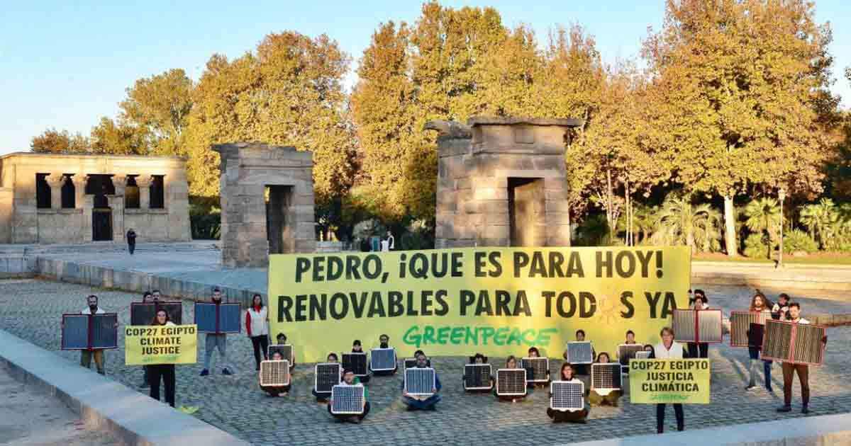 Acción de Greenpeace en el Templo de Debod, en Madrid. Insta a acelerar las energías renovables / Foto: Greenpeace