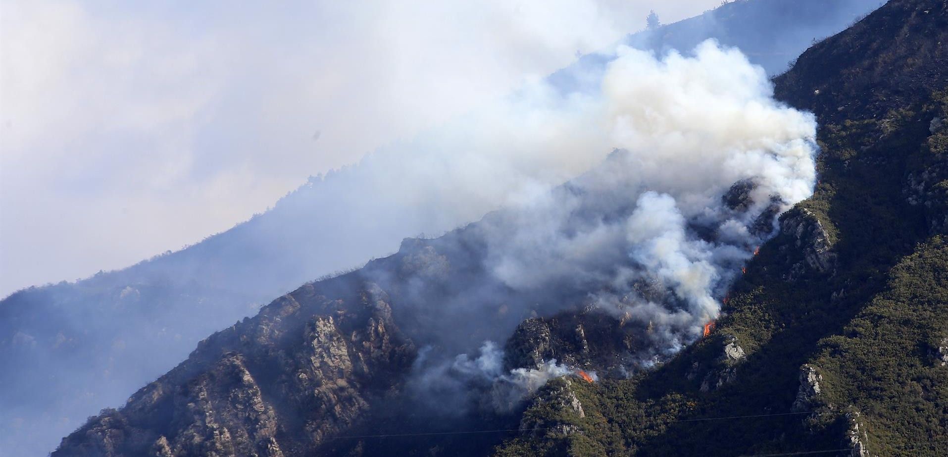 Los medios aéreos están colaborando activamente en las labores de extinción / Foto: Damián Arienza 