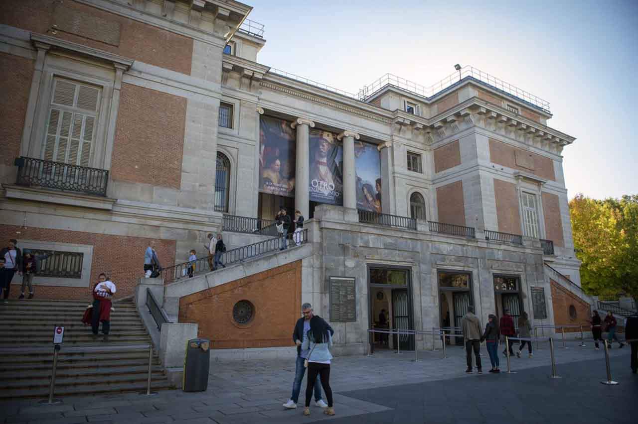 Varias personas a la entrada del Museo del Prado, a 5 de noviembre de 2022, en Madrid (España) / Foto: EP