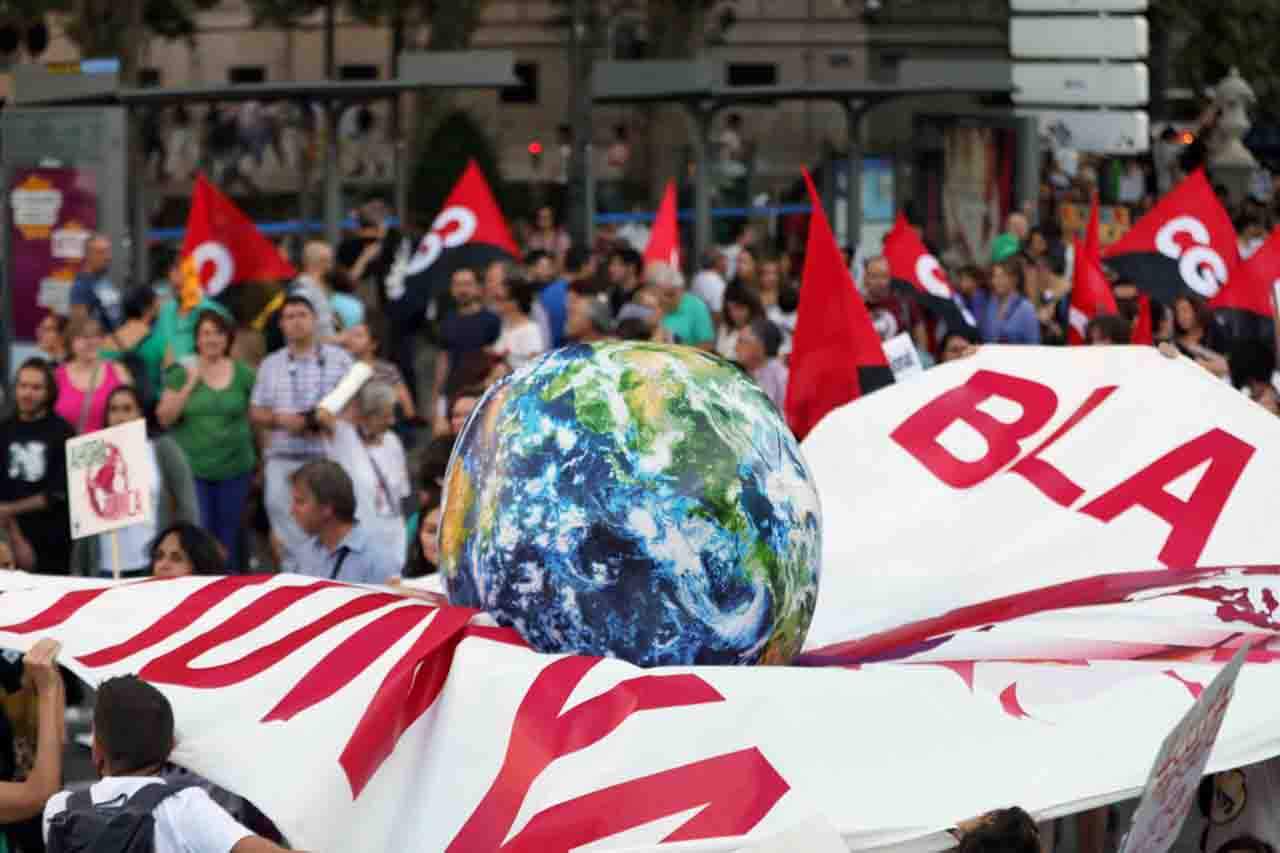 Miles de personas se manifiestan por el clima en Madrid. Mitigación climática. COP27 / Foto: EP