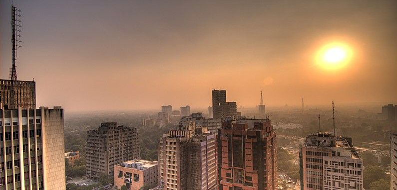 Una densa capa de 'smog' cubre permanentemente el cielo de la capital india, la más contaminada del mundo en 2018 / Foto: Wikipedia