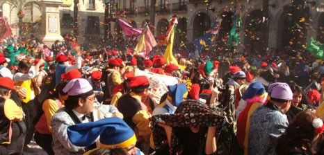 Batalla de caramelos en la plaça principal de la localidad / Foto: Ajuntament de Vilanova i la Geltrú