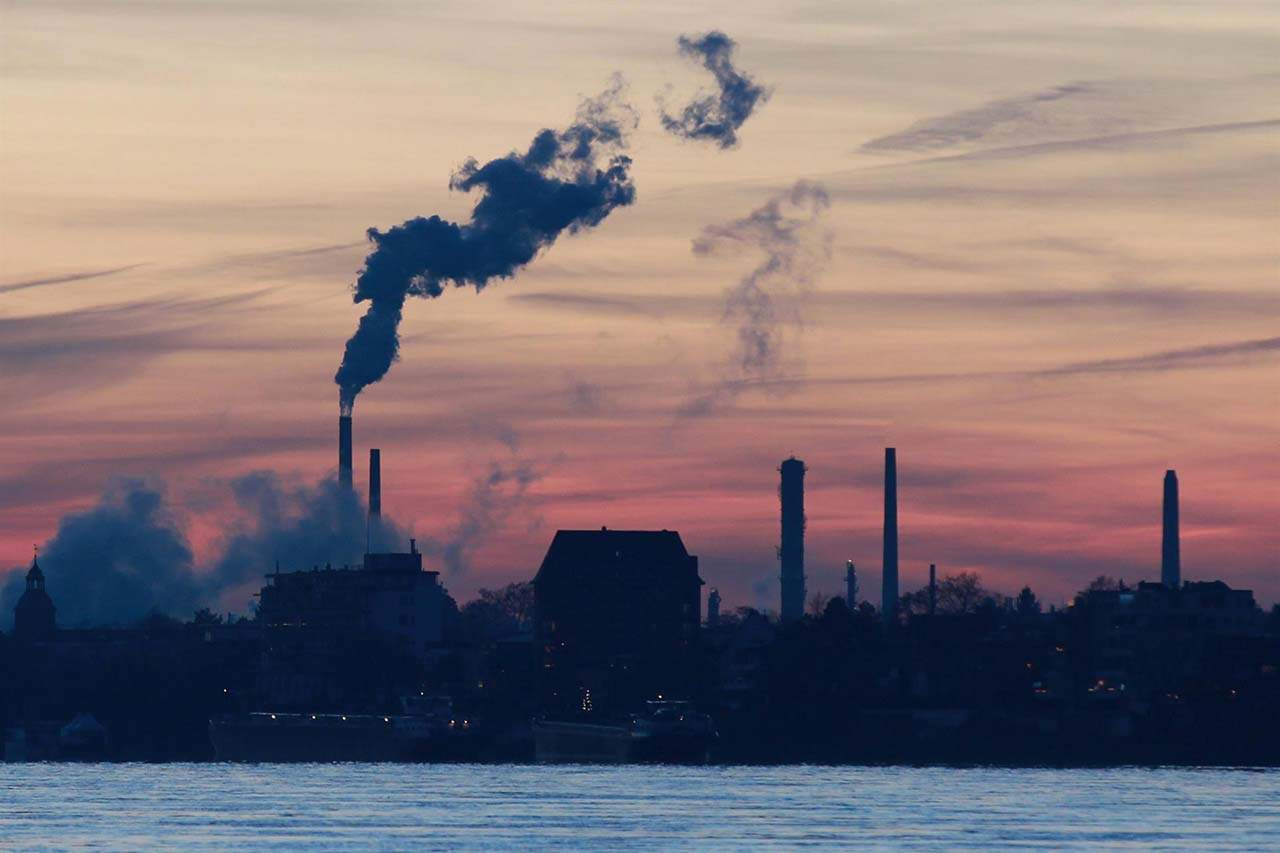 Las empresas mundiales deben duplicar la descarbonización. Contaminación por el humo de una fábrica en Colonia / Foto: EP