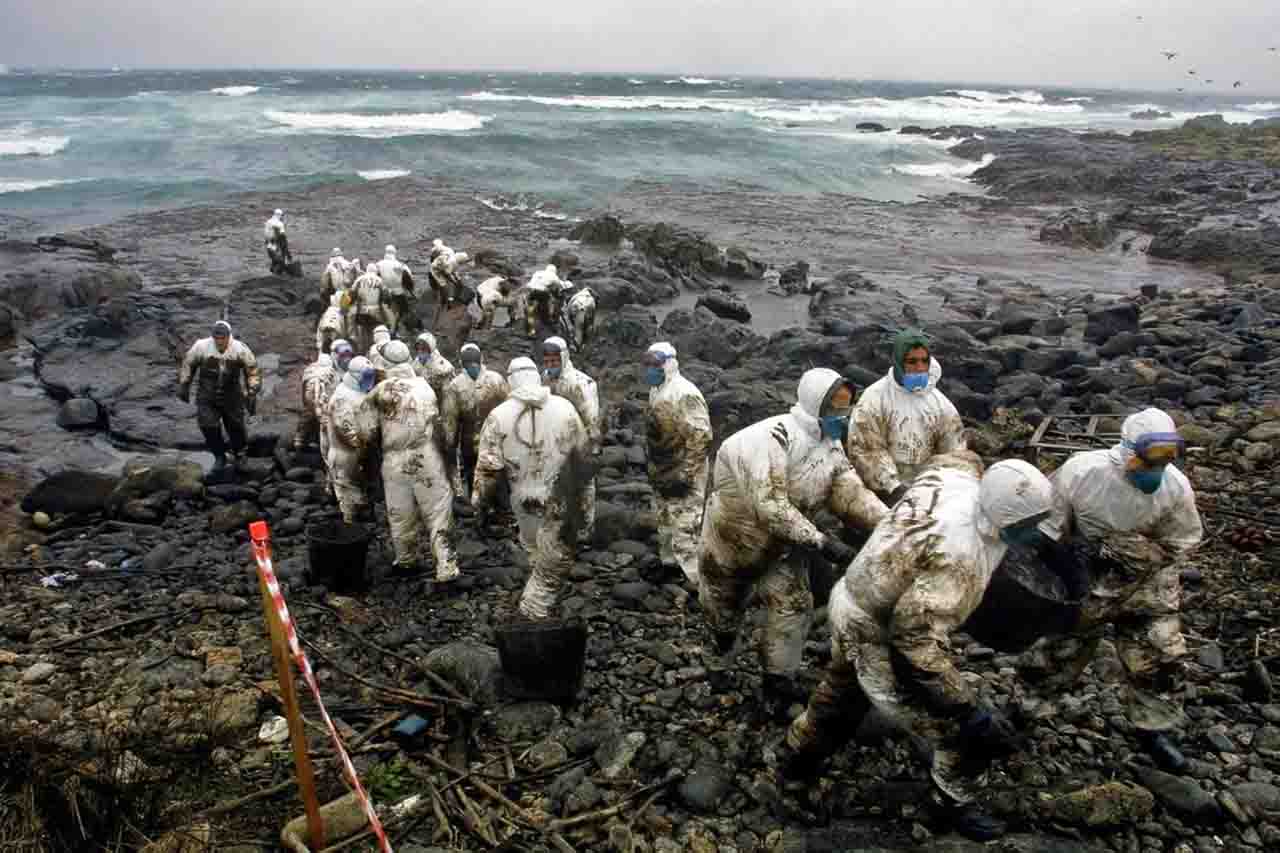 Operativos del ejército español ayudan en las labores de limpieza de petroleo en la costa de Touriñan, en la localidad gallega Muxía, Galicia / Foto: EP