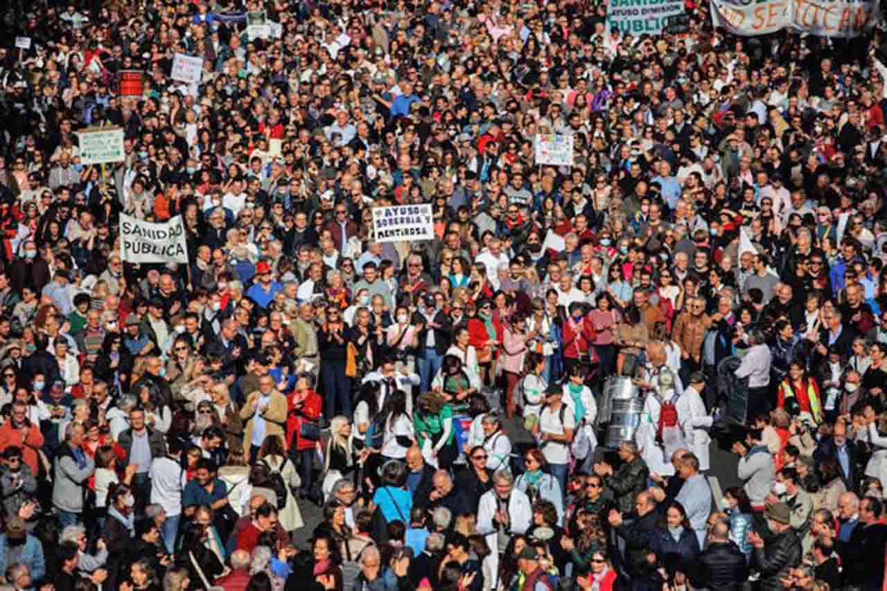 Unas 200.000 personas según la Delegación de Gobierno marchan durante una manifestación contra el desmantelamiento de la Atención Primaria en la Sanidad Pública, a 13 de noviembre de 2022 / Foto: EP