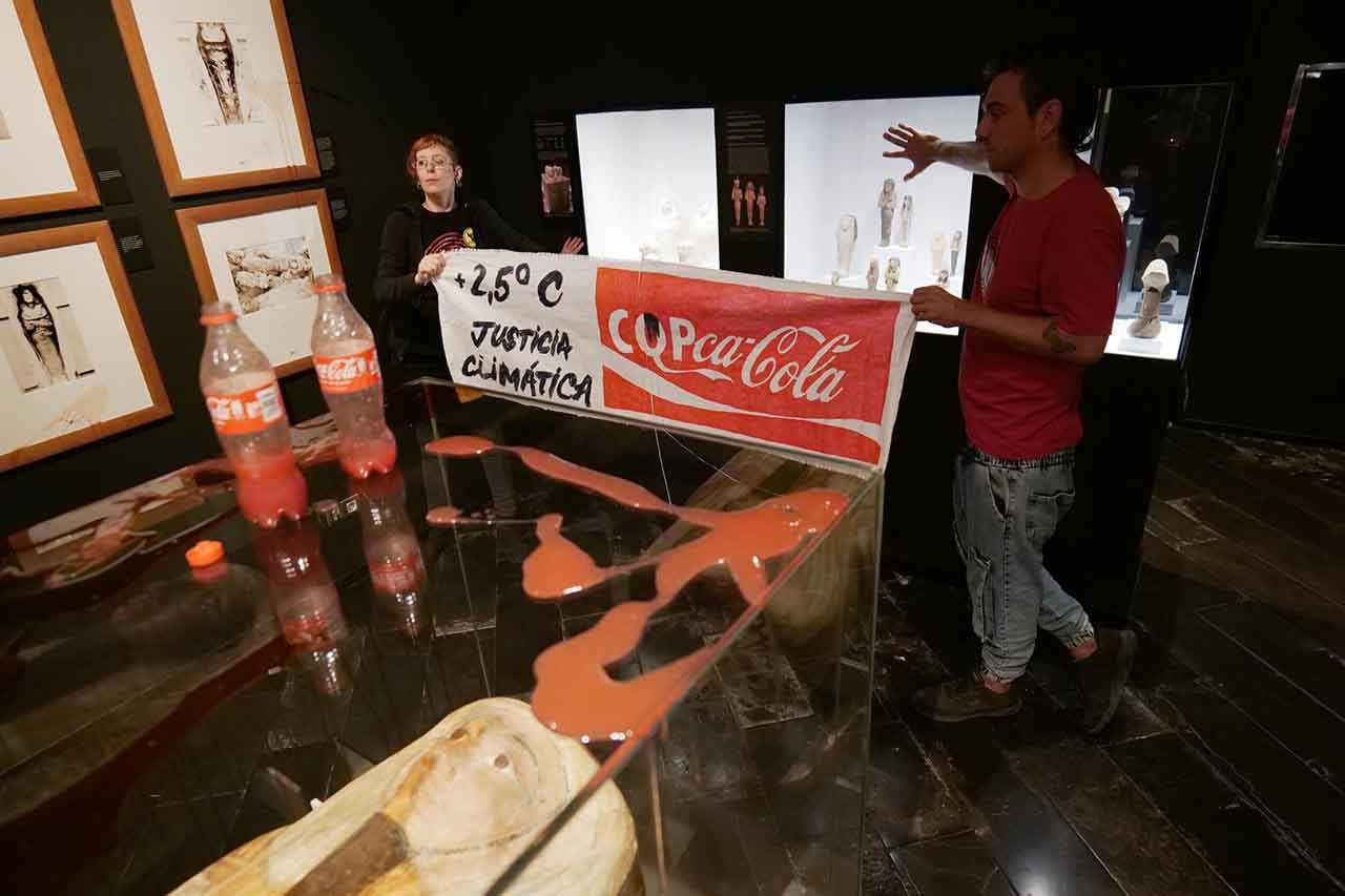 Activistas ambientales manchan vitrinas y paredes del Museu Egipci de Barcelona en señal de protesta por la emergencia climática / Foto: Extinction Rebellion