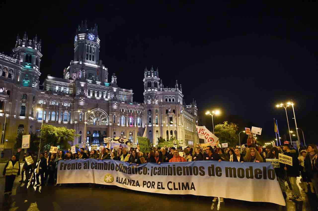 Miles de personas se manifiestan en Madrid para exigir "voluntad política" ante la emergencia climática. COP27 / Foto: Gustavo Valiente - EP