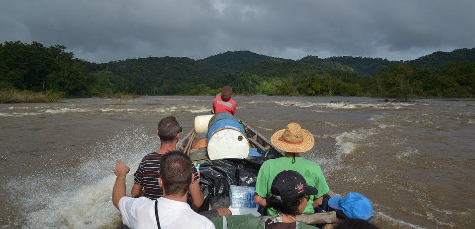 En el interior de Surinam no hay carreteras, y solo se puede viajar por los ríos, como el Maroni / Foto: Neman