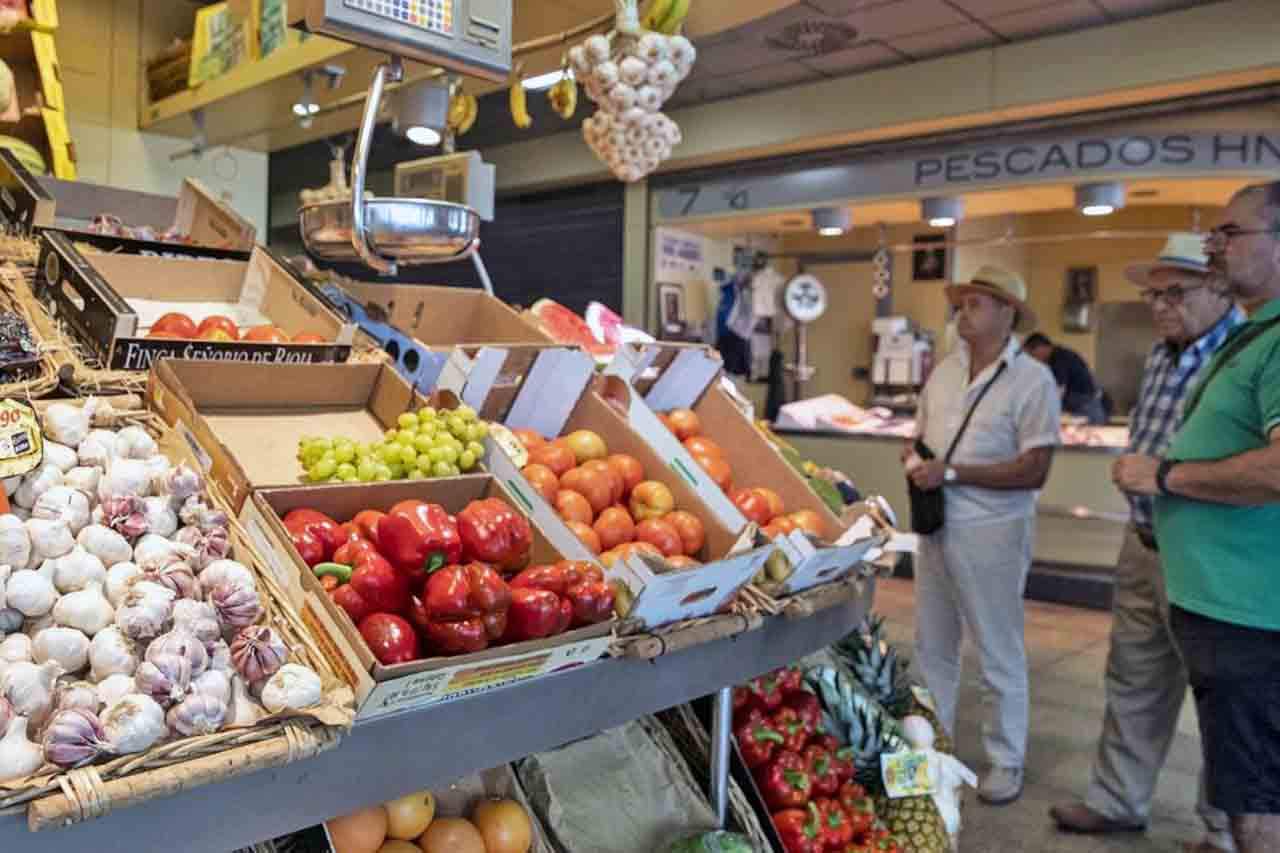 Una frutería en un mercado. El IPC se modera al 7,3% en octubre por la luz y el gas / Foto: EP