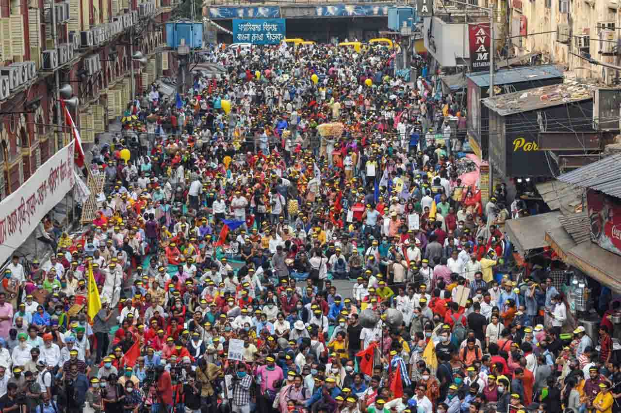 Imagen de archivo de una protesta en India. La población mundial alcanza los 8.000 millones de personas / Foto: Archivo - EP