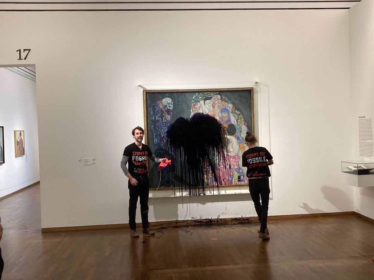 Activistas ambientales rocían con líquido negro un cuadro del pintor Gustav Klimt en el Museo Leopold de Viena