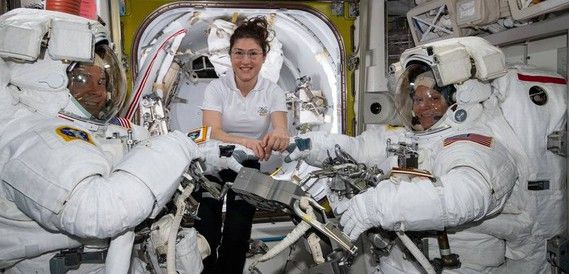 Christina Koch (centro) asiste a sus compañeros Nick Hague (izquierda) y Anne McClain (derecha) antes de otro paseo espacial / Foto: NASA