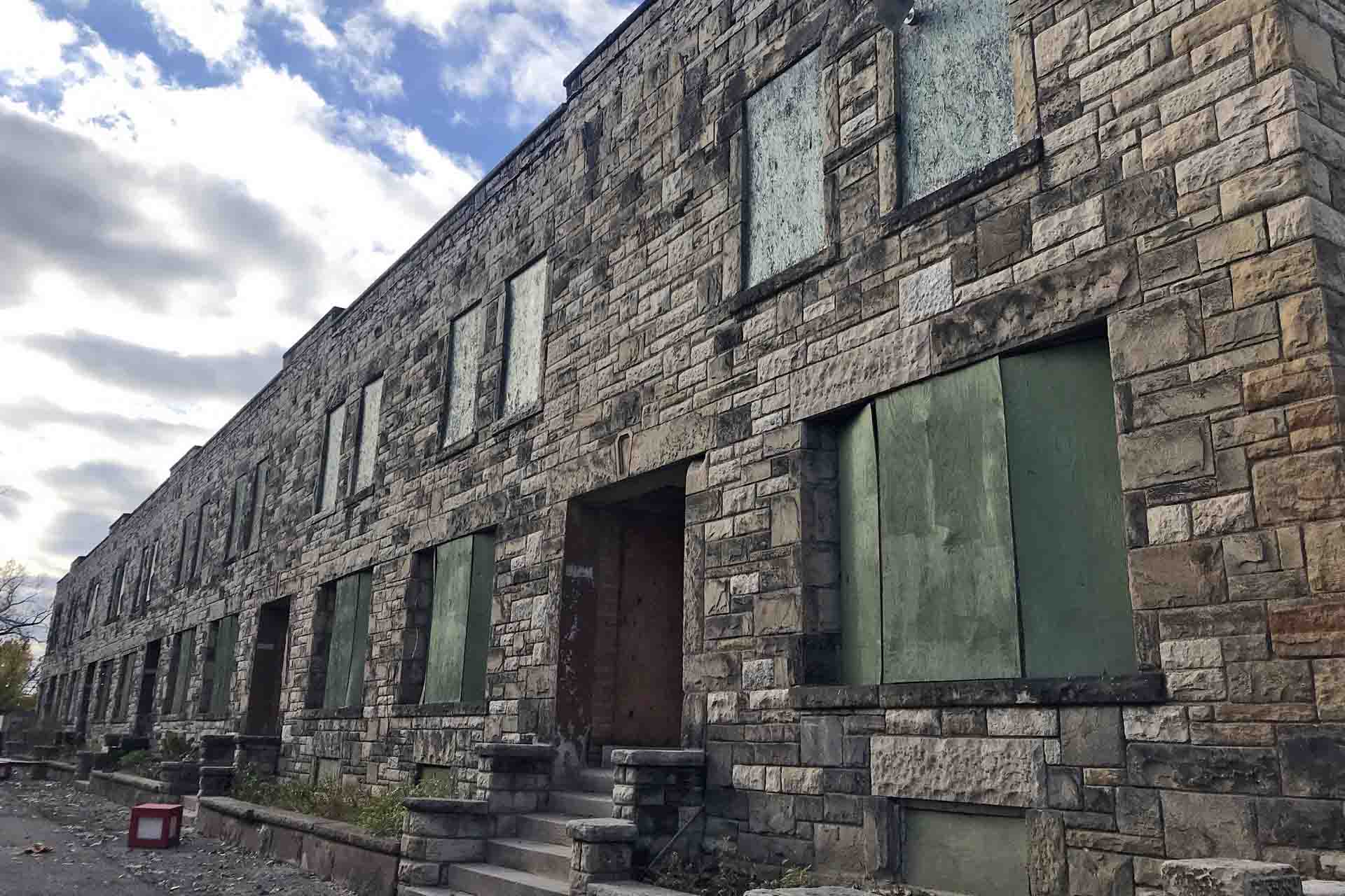 Hilera tapiada de edificios abandonados en Detroit, EE UU / Foto: Capitán Swing