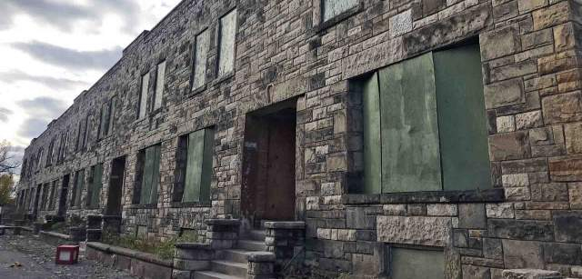 Hilera tapiada de edificios abandonados en Detroit, EE UU / Foto: Capitán Swing