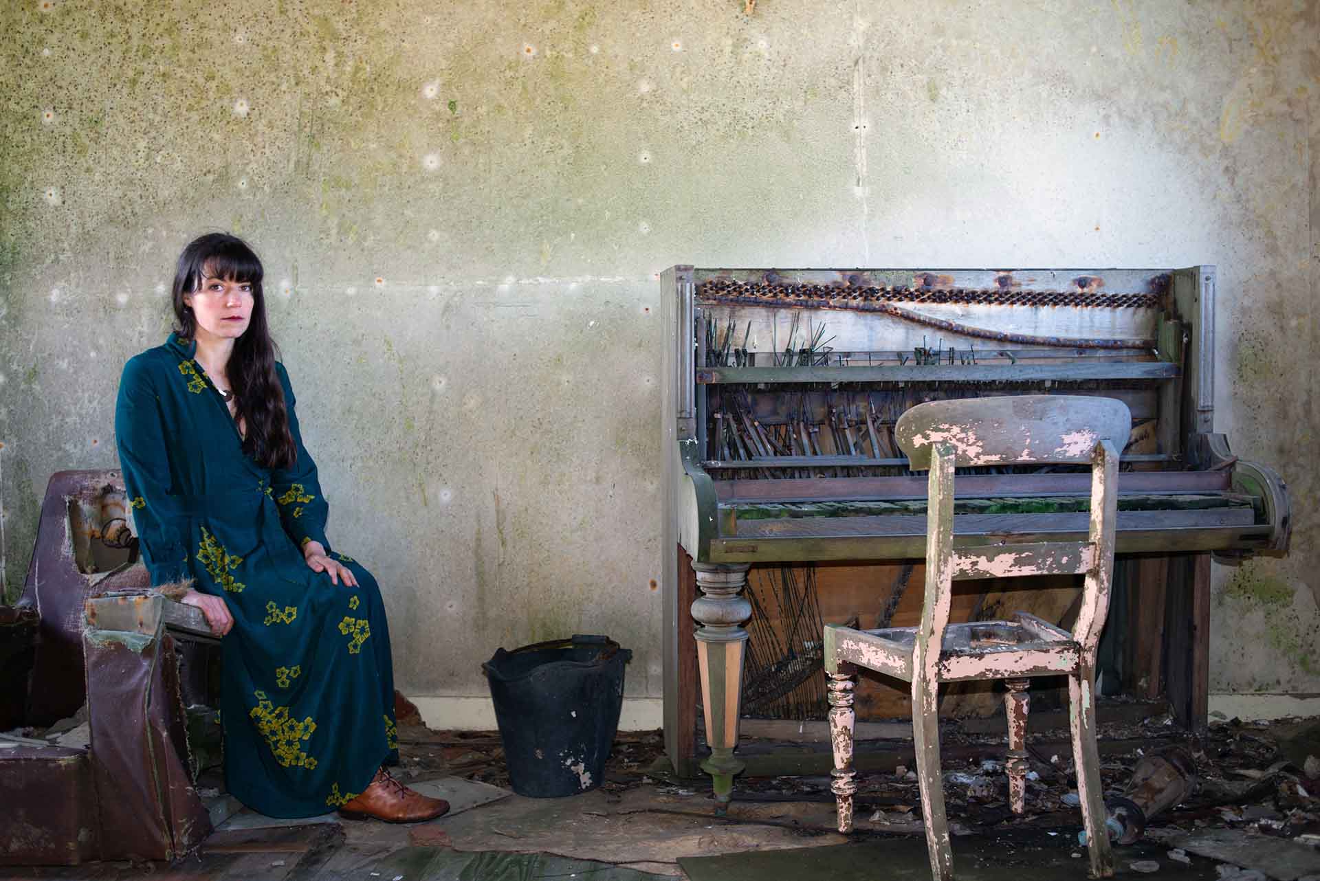 La autora de 'Islas del abandono', Cal Flyn, en una casa abandonada en Rose Cottage, Swona, en Escocia (Reino Unido) / Foto: Capitán Swing