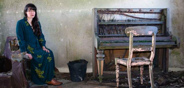 La autora de 'Islas del abandono', Cal Flyn, en una casa abandonada en Rose Cottage, Swona, en Escocia (Reino Unido) / Foto: Capitán Swing