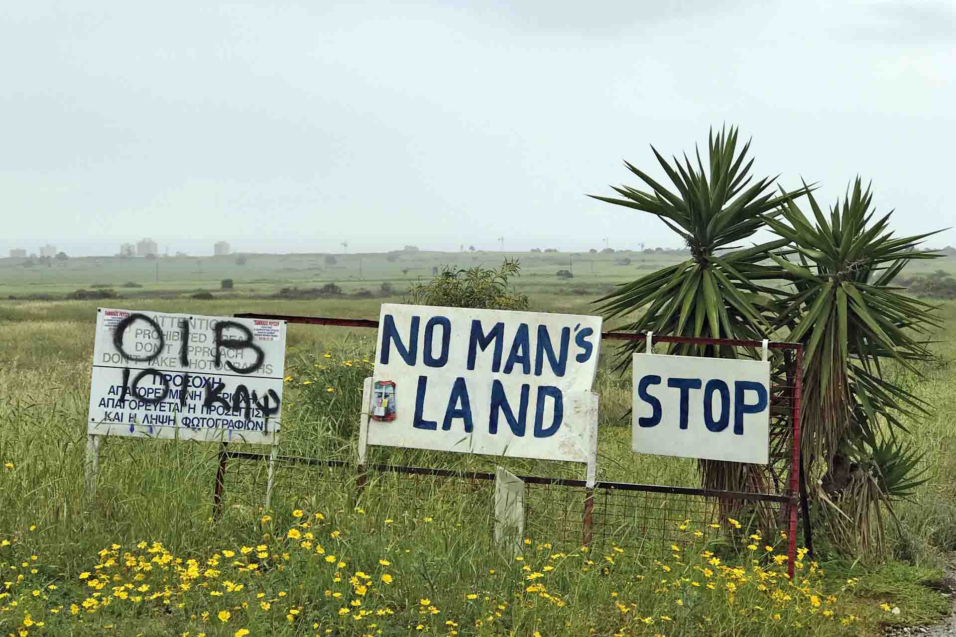 Letreros caseros que advierten de una zona colchón minada en Chipre / Foto: Capitán Swing