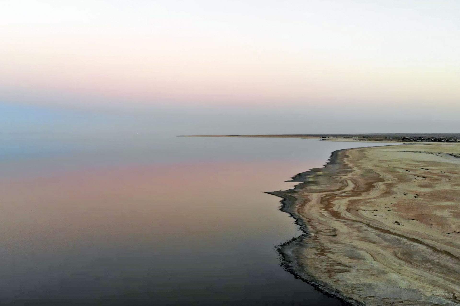 Superficie espejada del mar de Salton en el sur de California (EE UU) que refleja el cielo del desierto al atardecer / Foto: Capitán Swing