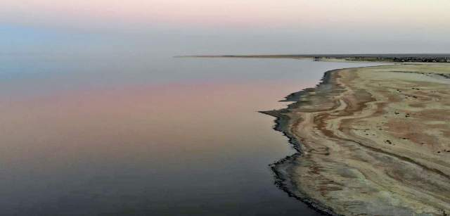 Superficie espejada del mar de Salton en el sur de California (EE UU) que refleja el cielo del desierto al atardecer / Foto: Capitán Swing