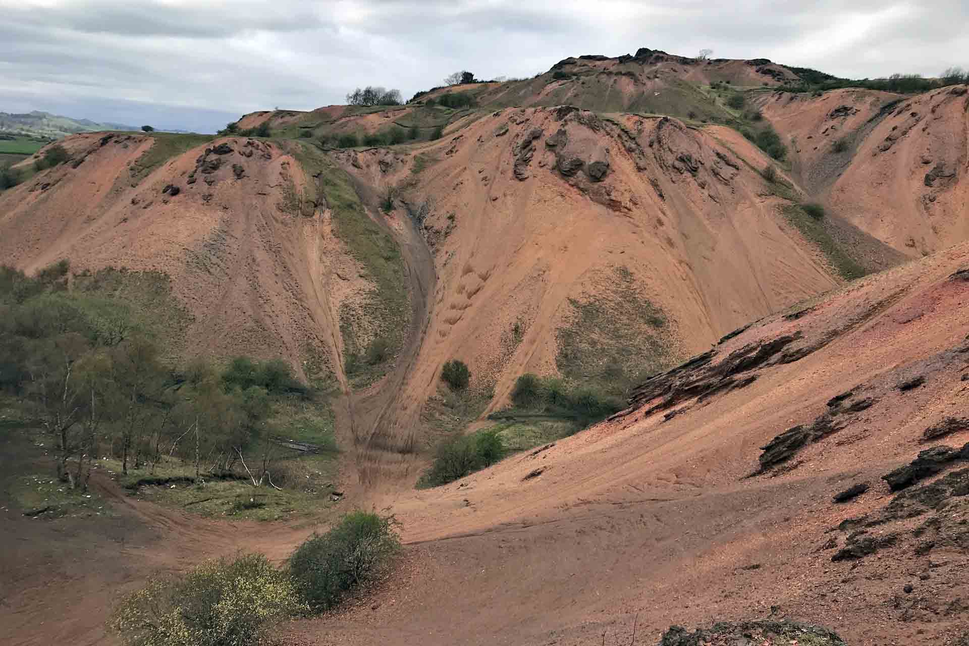 Trozos de piedra roja conocida como ‘blaes’ fueron un residuo de la industria del petróleo del siglo XX, en West Lothian de Escocia (Reino Unido) / Foto: Capitán Swing