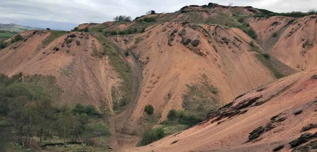 Trozos de piedra roja conocida como ‘blaes’ fueron un residuo de la industria del petróleo del siglo XX, en West Lothian de Escocia (Reino Unido) / Foto: Capitán Swing