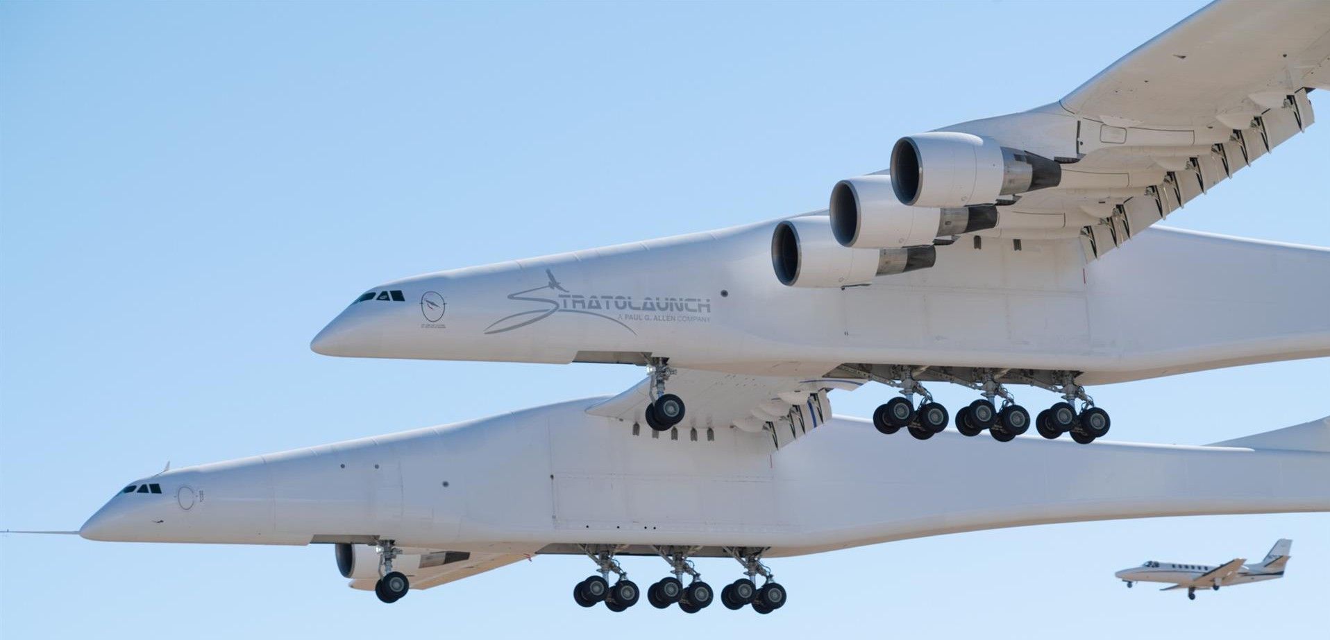 El aparato dispone de dos fuselajes unidos por las alas / Foto: Stratolaunch