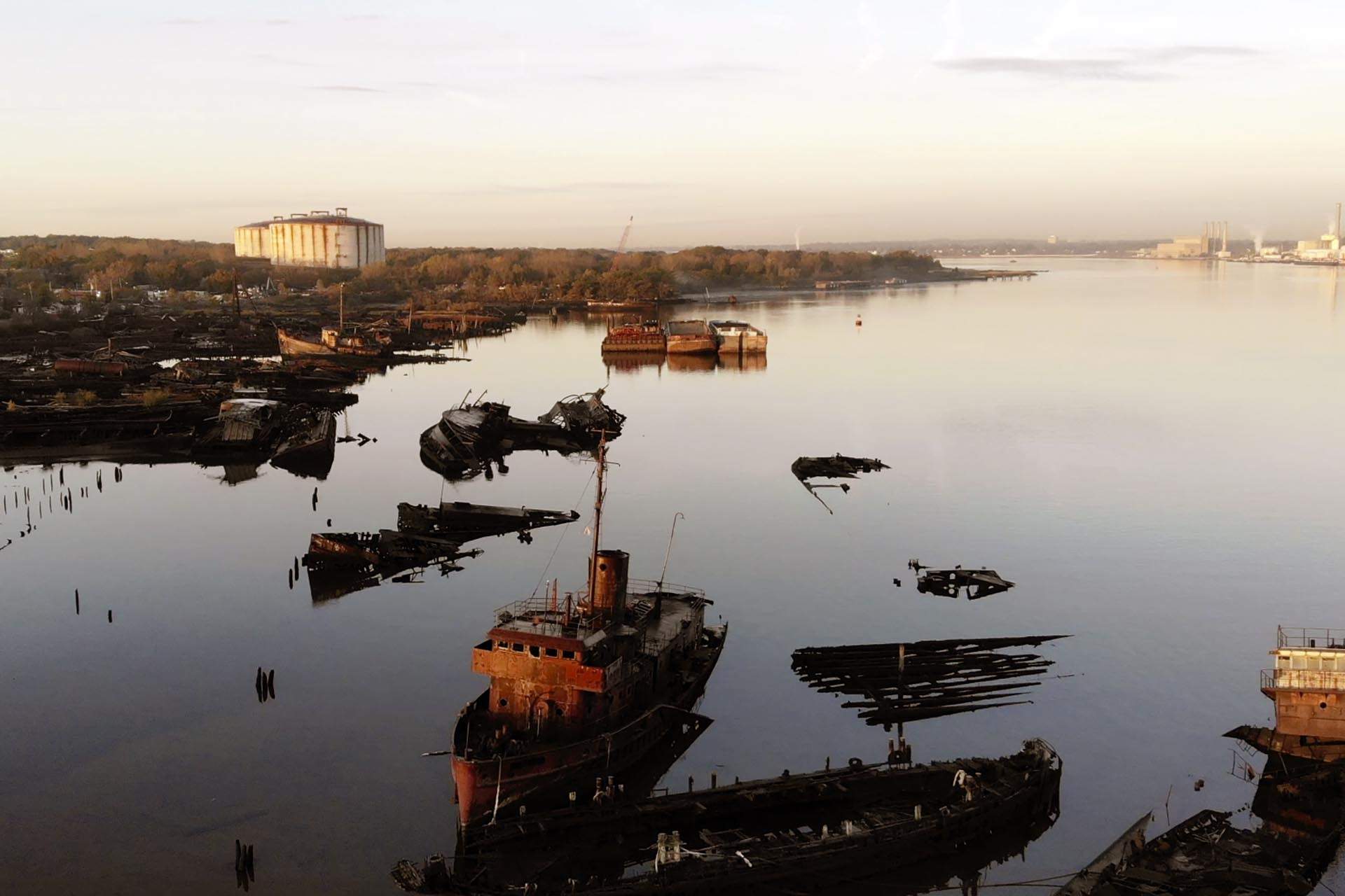 Un cementerio de barcos en Arthur Kill, el estrecho intermareal que separa Nueva Jersey y Staten Island (Nueva York) / Foto: Capitán Swing