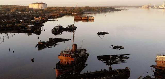 Un cementerio de barcos en Arthur Kill, el estrecho intermareal que separa Nueva Jersey y Staten Island (Nueva York) / Foto: Capitán Swing