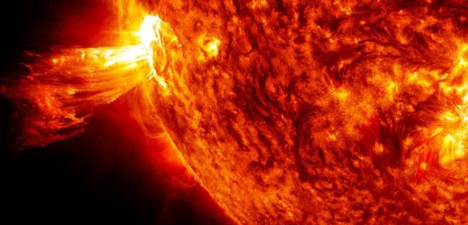 Erupción solar el 20 de junio de 2013. Estas llamaradas pueden enviar miles de millones de toneladas de partículas a toda velocidad que llegan a la Tierra en solo tres días / NASA